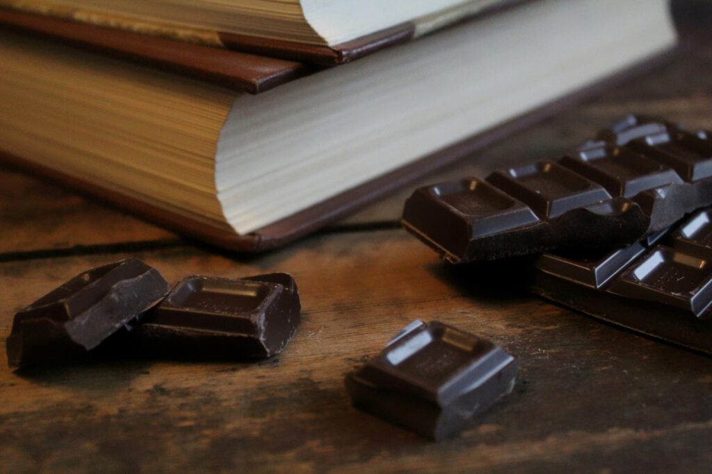 Mörk choklad liggandes på ett bord med en bok